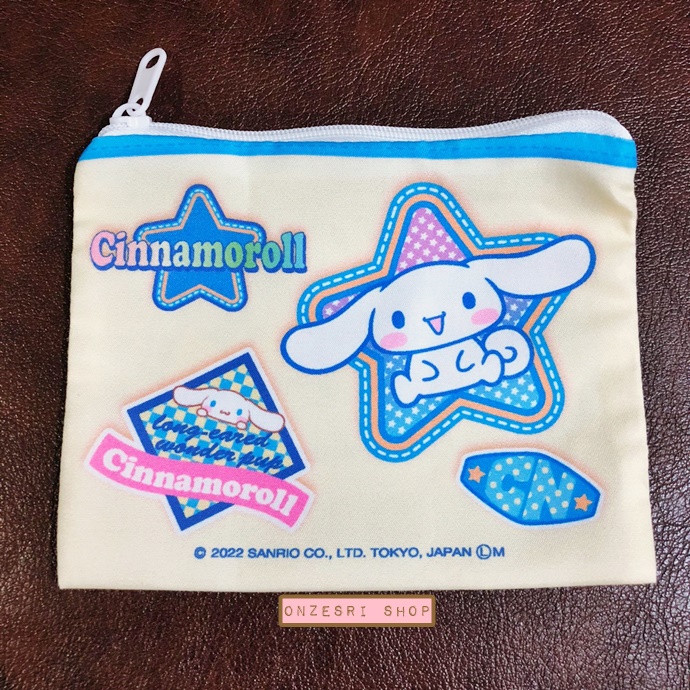 กระเป๋า Cinnamoroll Bag-Liked Pouch แบบสีเหลือง ขนาด 14.5 x 11.5 ซม. ทำเป็นลายกระเป๋าน่ารัก มีซิปปิดเปิดด้านบน ทำจากผ้า