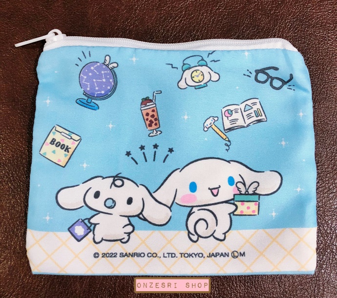 กระเป๋า Cinnamoroll Bag-Liked Pouch แบบสีฟ้า ขนาด 14.5 x 11.5 ซม. ทำเป็นลายกระเป๋าน่ารัก มีซิปปิดเปิดด้านบน ทำจากผ้า