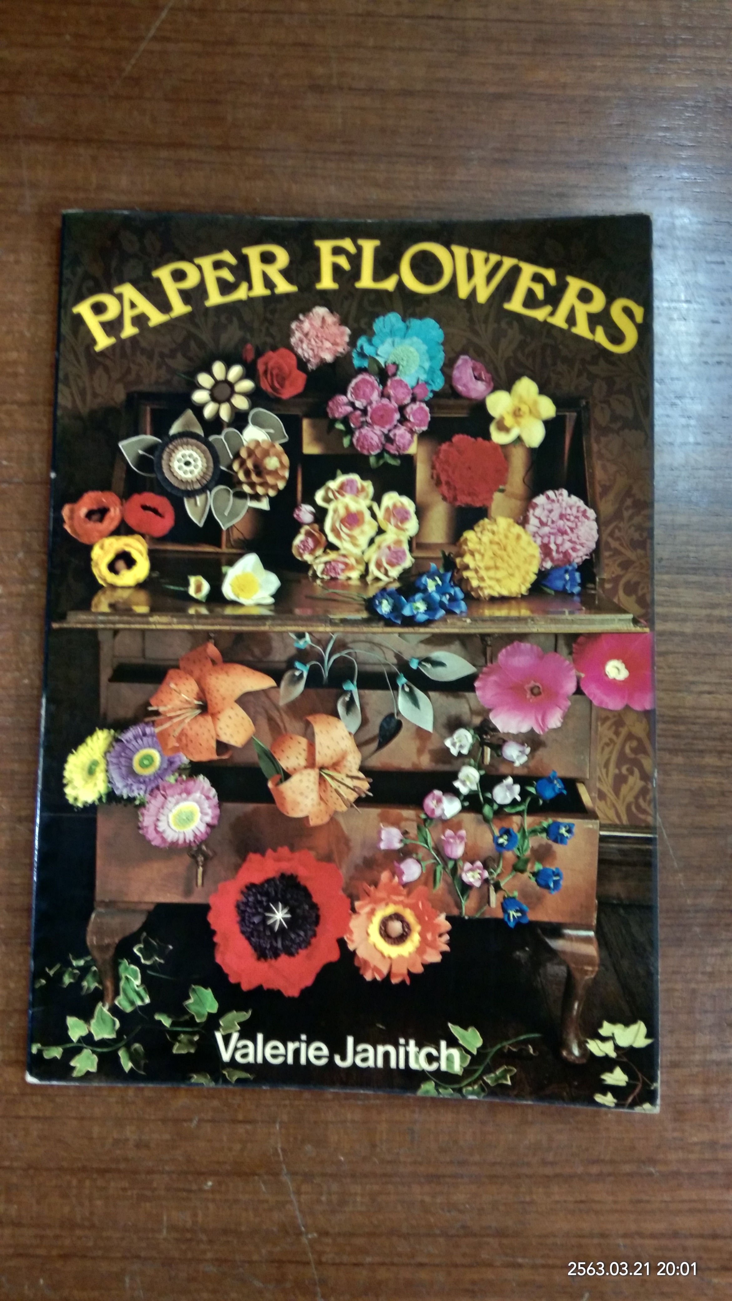 PAPER FLOWERS / Valerie Janitch