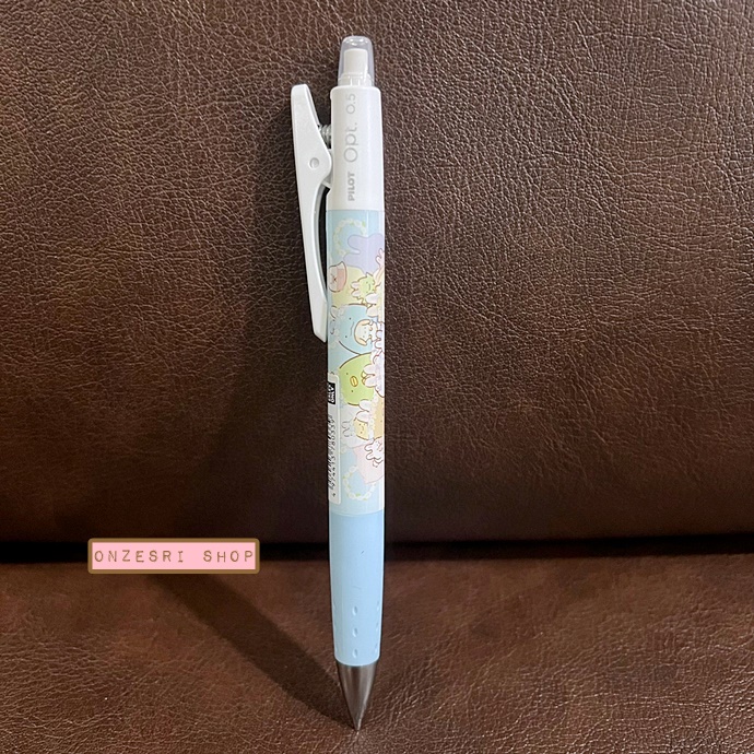 ดินสอกด Pilot Opt. ลาย Sumikko Gurashi Mysterious Rabbit Garden สีฟ้า สะดวกตรงการเขย่าไส้ได้แทนการกด ตรงคลิปที่หนีบเป็นแบบกด หนีบได้แน่น ไม่หลุดง่าย
