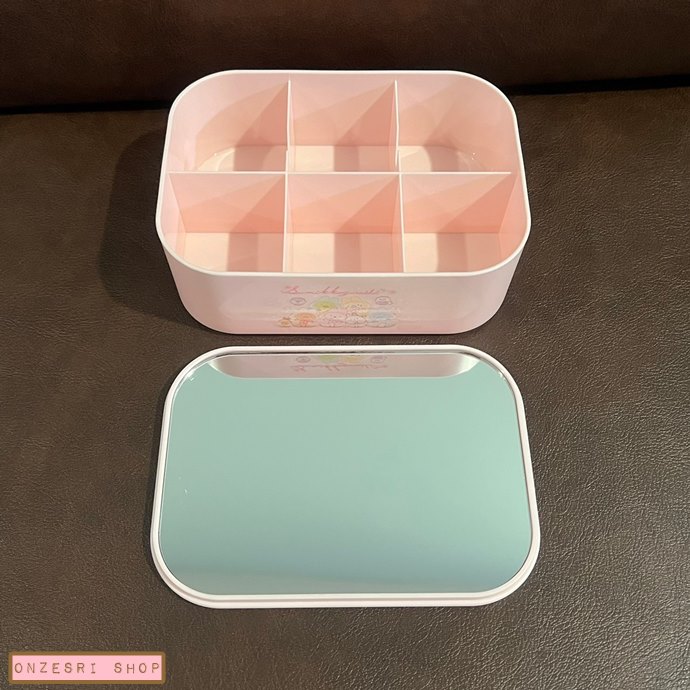 กล่องเก็บของ Sumikko Gurashi Rabbit's Mysterious Charm Accessory Case & Mirror (Limited) แบบสีชมพู ขนาด 15.5 x 11 x 6 ซม. ด้านในเป็นกระจก มีช่องแบ่งเก็บของ ไม่มีวางขายทั่วไป เป็นแบบต้องลุ้นกับทางหน้าร้าน San-X ที่ญี่ปุ่นเท่านั้น