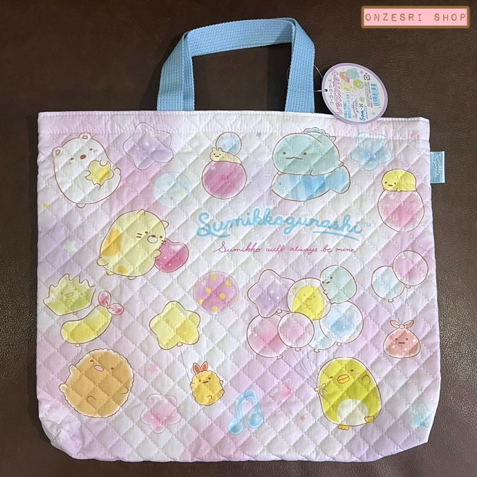 กระเป๋า Sumikko Gurashi Go Go School! Happy School 2025 Lesson Bag เป็นแบบเย็บบุ ๆ น่ารัก มีช่องใส่ของด้านนอก 1 ช่อง ขนาด 38 x 34 ซม.