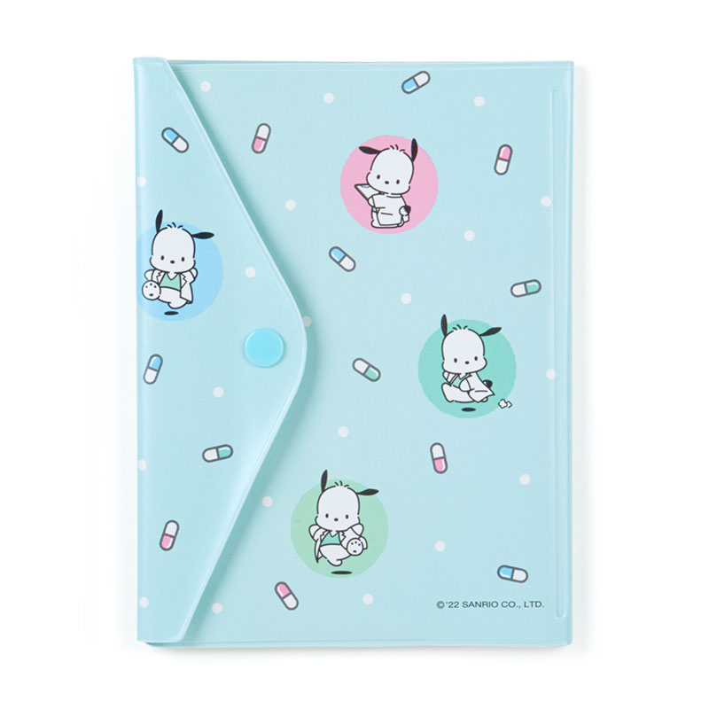 สมุดเก็บบัตร Sanrio Notebook & Ticket Medicine Case แบบคุณหมอ Pochacco ขนาด 12 x 0.5 x 16.5 ซม. ใส่การ์ดได้ 9 ใบ มีช่องซิปใส่ของ ใส่สมุดเล่มเล็กได้