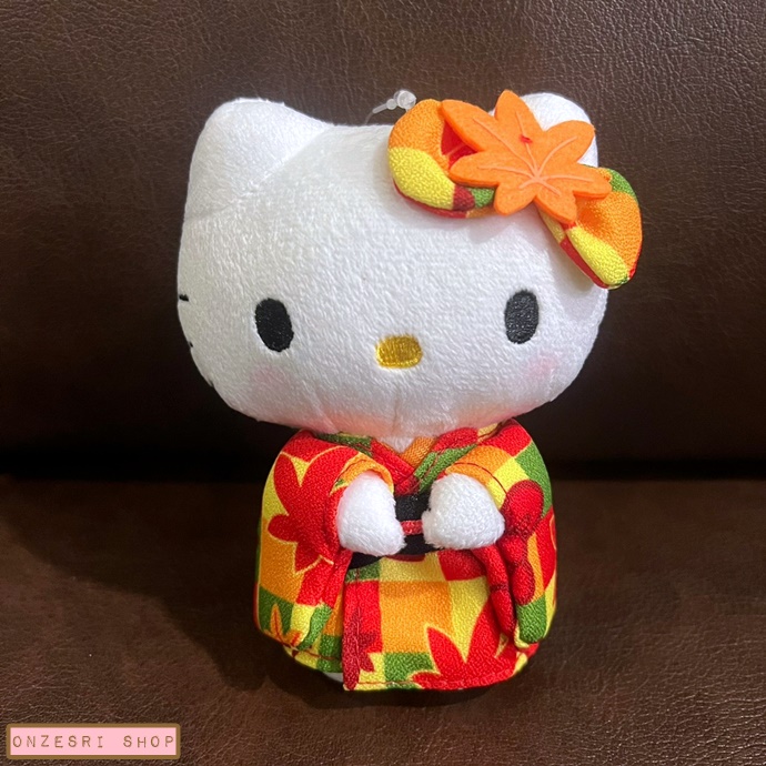 พวงกุญแจ Hello Kitty Autumn Kimono ขนาด 13 x 8 ซม. ตรงชุดกิโมโนกับโบว์เป็นผ้าญี่ปุ่น น่ารักมาก