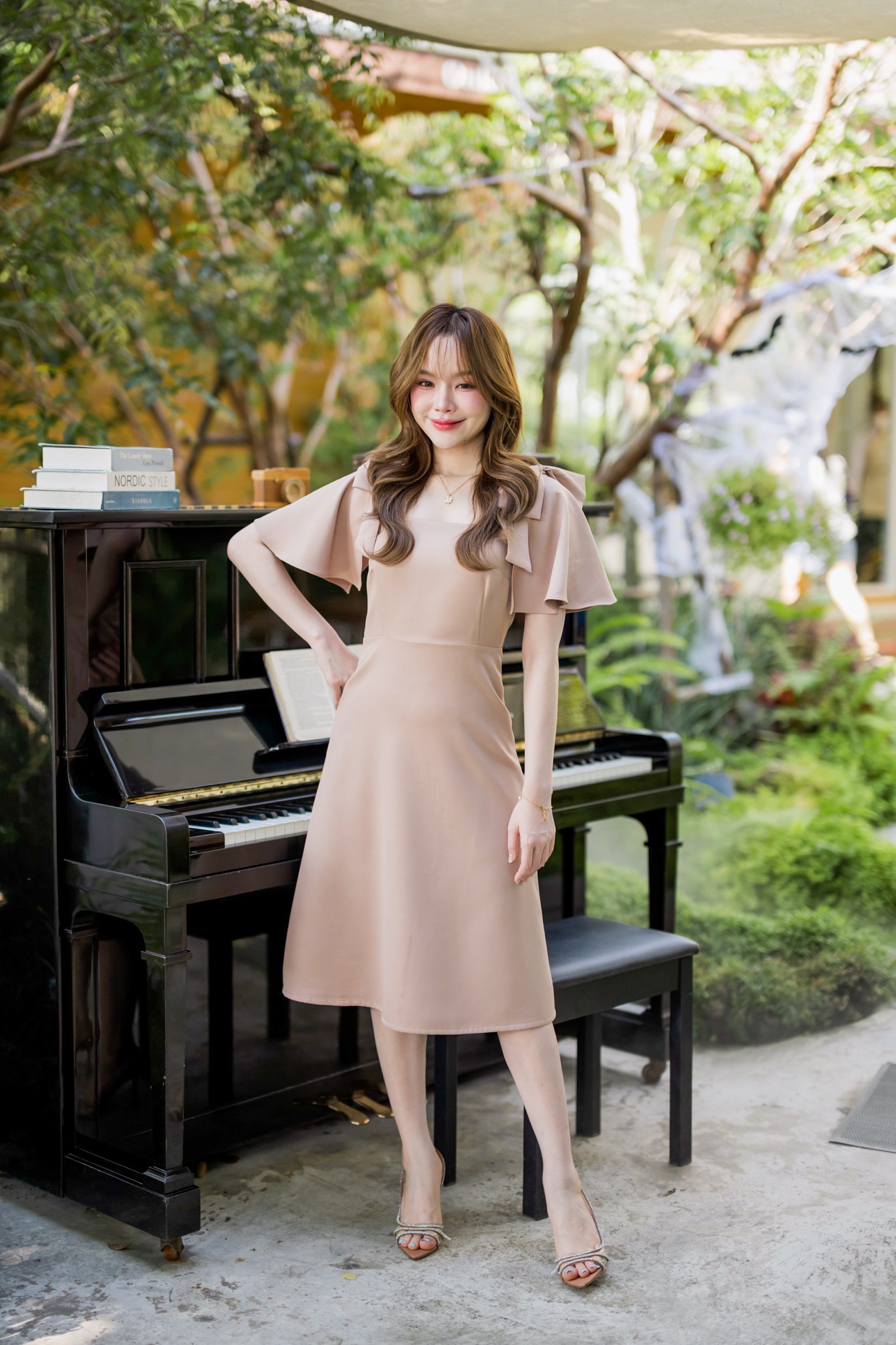 Bellette Bow Shoulder Dress : สีโอวัลติน