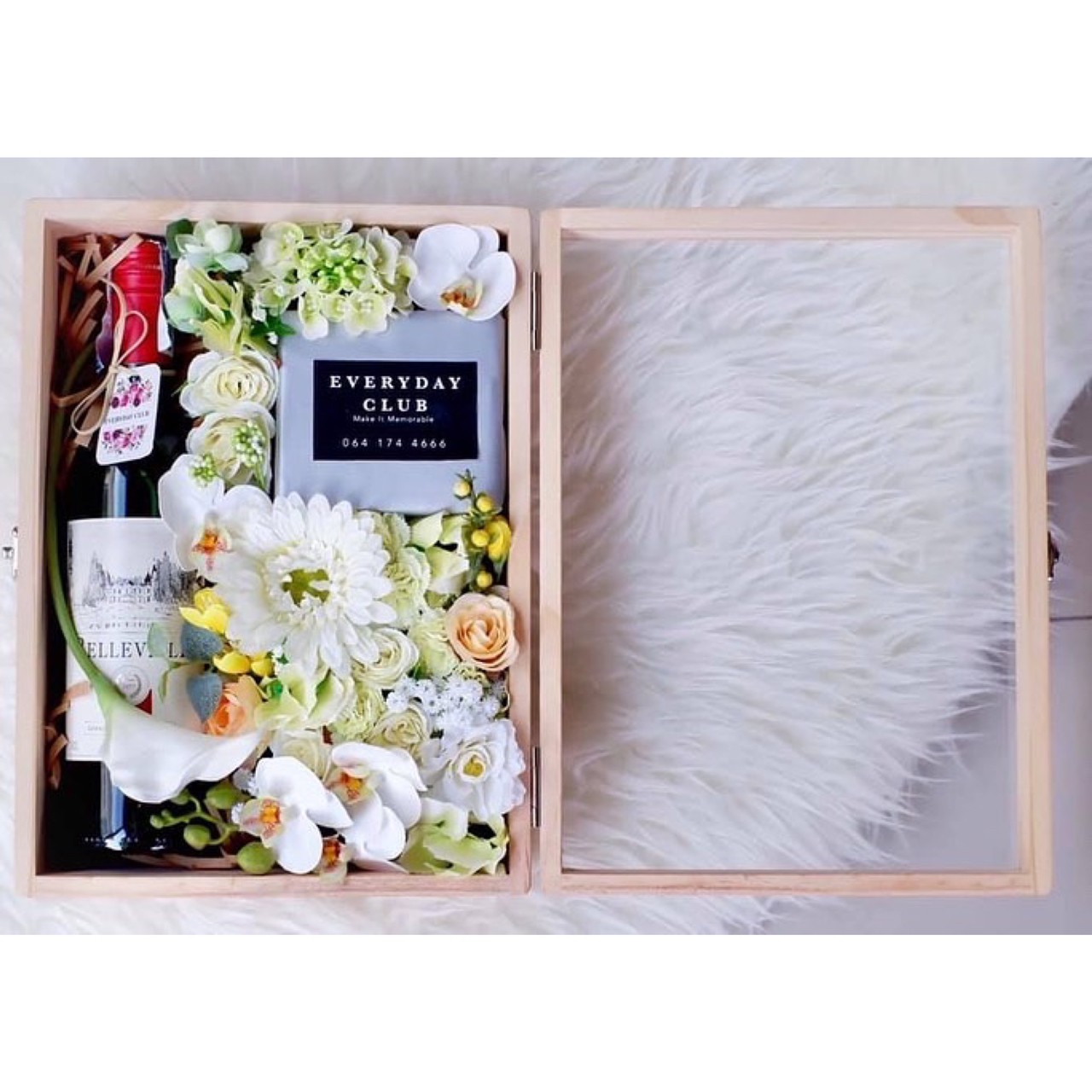 กล่องไม้สนฝากระจก (Wooden box with glass lid)