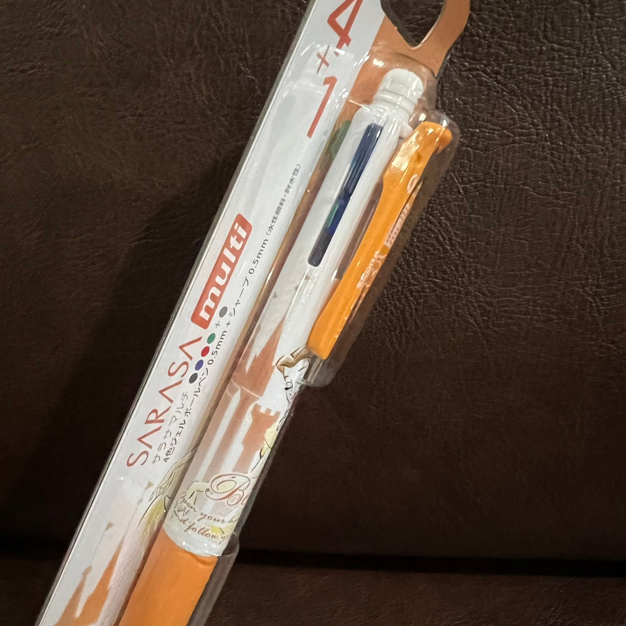 ปากกาหมึกเจล Sarasa Multi 4+1 เป็นปากกาหมึก 4 สี (ดำ แดง น้ำเงิน เขียว) และดินสอกดในแท่งเดียวกัน ลาย Belle (Beauty and the Beast) มีขายเฉพาะที่ Disney Store Japan เท่านั้น