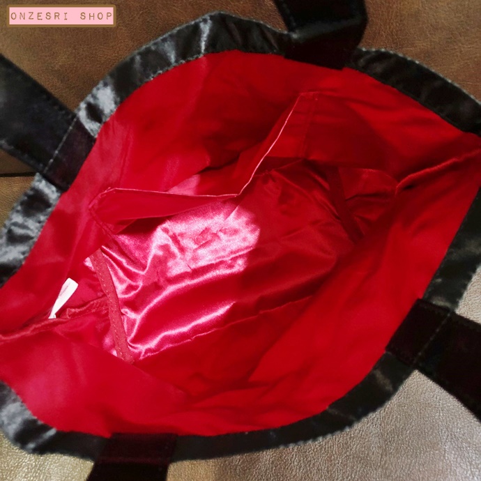 กระเป๋า Yoshikitty Tote Bag (Limited) สีดำ ขนาด 30 x 20 x 10 ซม. วัดไม่รวมหู เป็นแบบผ้าซาตินเงา ๆ (ทำจากโพลีเอสเตอร์) ไม่มีวางขายทั่วไป เป็นแบบต้องลุ้นกับทางหน้าร้าน Sanrio ที่ญี่ปุ่นเท่านั้น