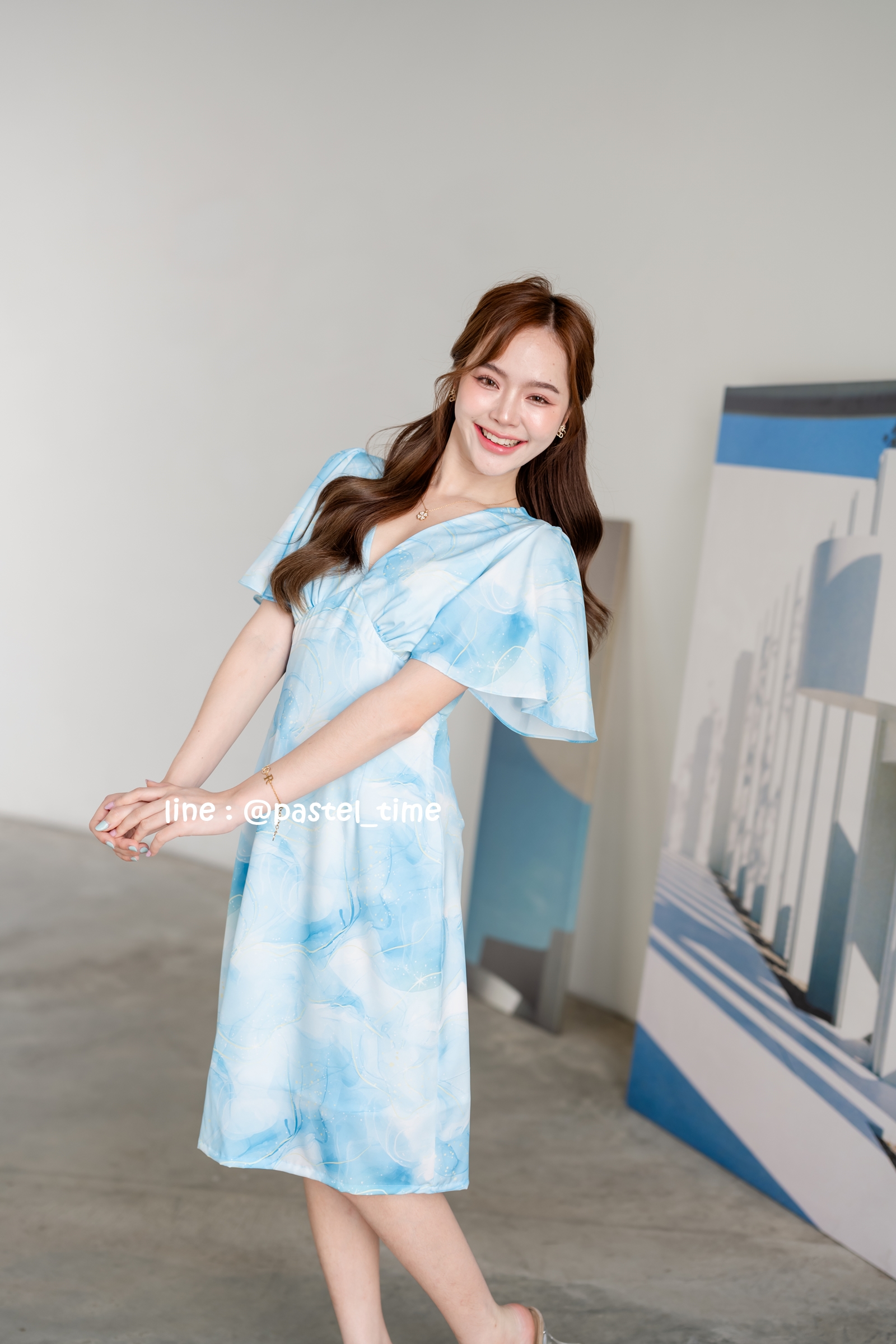 Sassy Marble Midi Dress : Vivid Blue โทนฟ้าสดใส