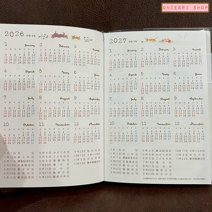 สมุด 2026 Schedule Book Family Diary เล่ม A6 ลาย Sachiko Iwabuchi - Flowers ขนาด 10 x 14.5 ซม. (112 หน้า) มีให้จดตั้งแต่เดือน 10/2025 - 3/2027 เป็นปฎิทินแบบ monthly & daily ช่องยาว