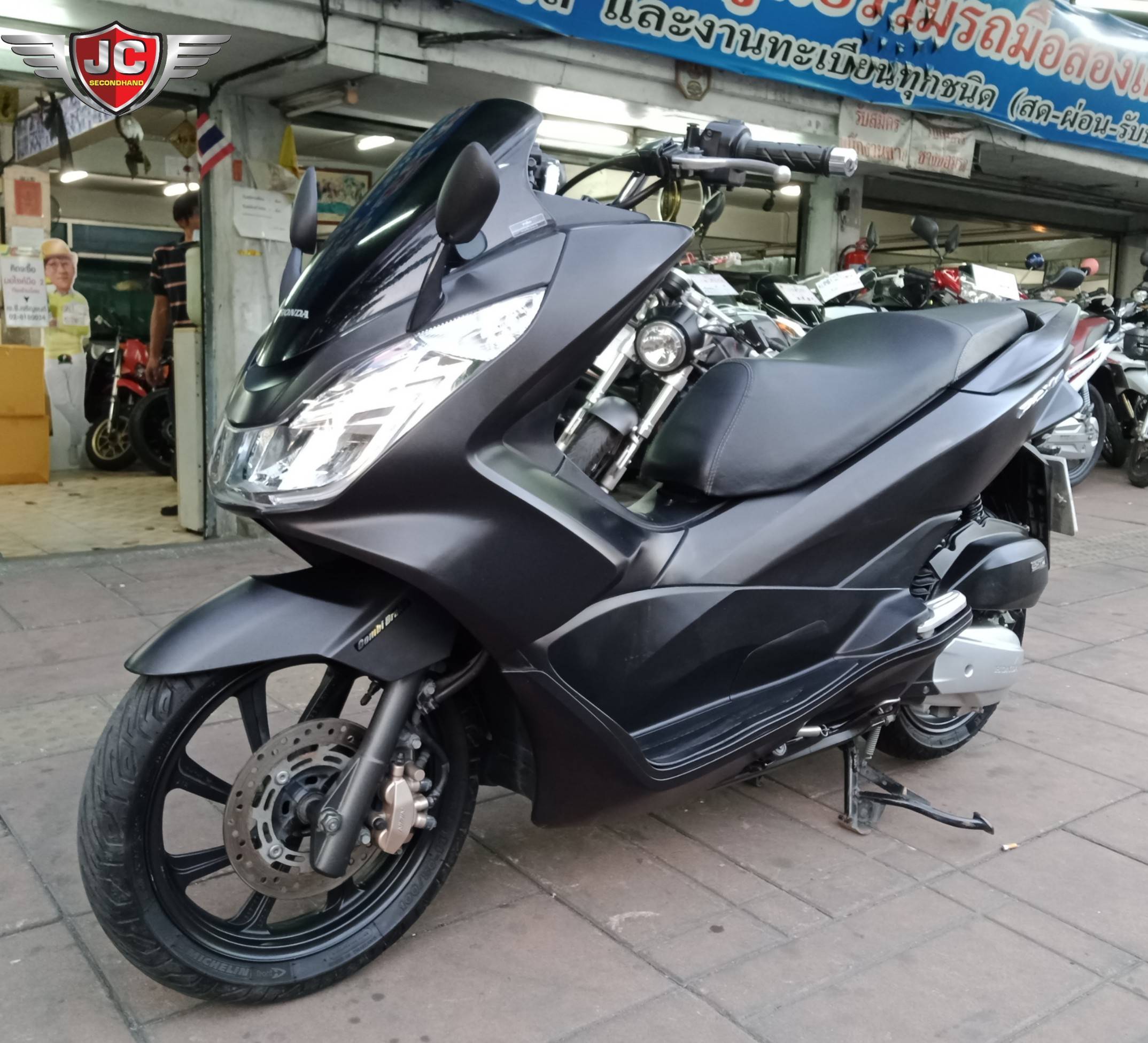 "รถบ้านมาใหม่จ้า" HONDA PCX150 Smartkey จดทะเบียนปี60 เครื่องดีเดิมๆเลยจ้า ขี่ดีศูนย์ตรงชุดสีสวยทั้งคัน