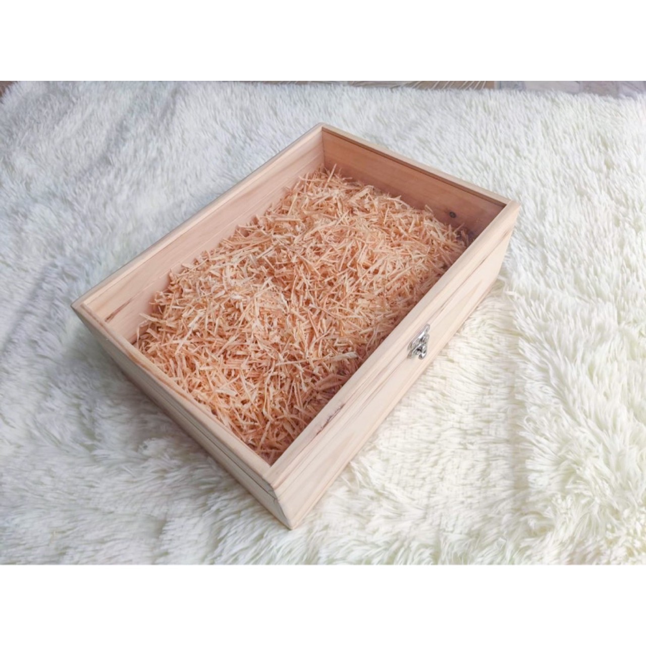 กล่องไม้สนฝากระจก (Wooden box with glass lid)