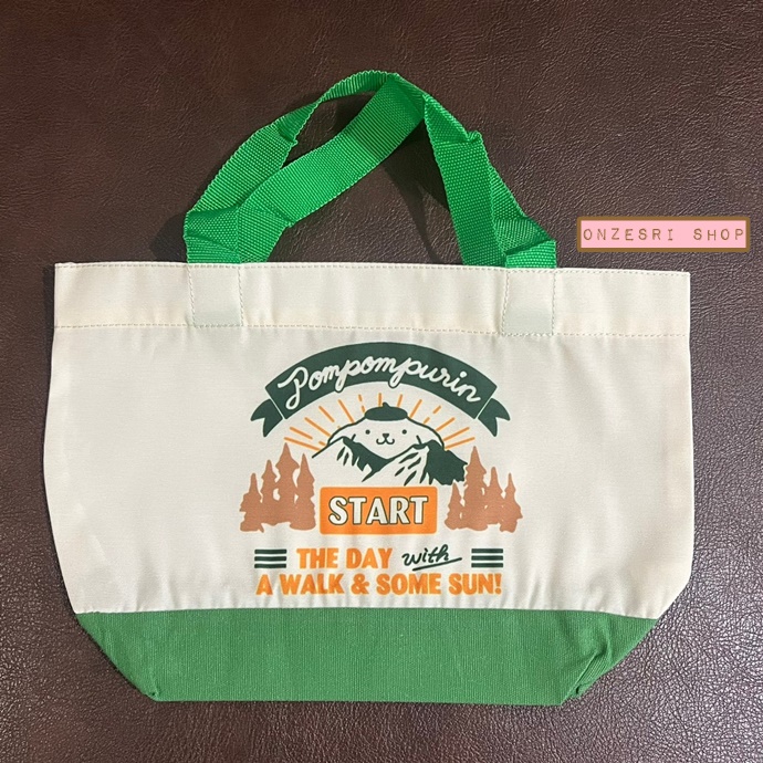 กระเป๋าหิ้วใบเล็ก Pompompurin Camping Mini Tote Bag หูสีเขียว ขนาด 16.5 x 25 x 8 ซม.