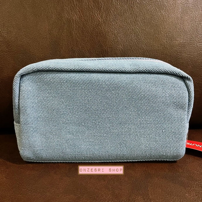 กระเป๋า Snoopy Denim Pouch สียีนส์เดนิม ตรงลายทำเป็นลายปักน่ารัก ขนาด 9.5 x 17 x 7 ซม.