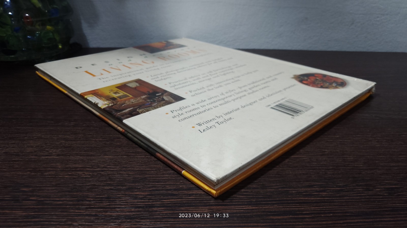 DESIGN and decorate LIVING ROOMS