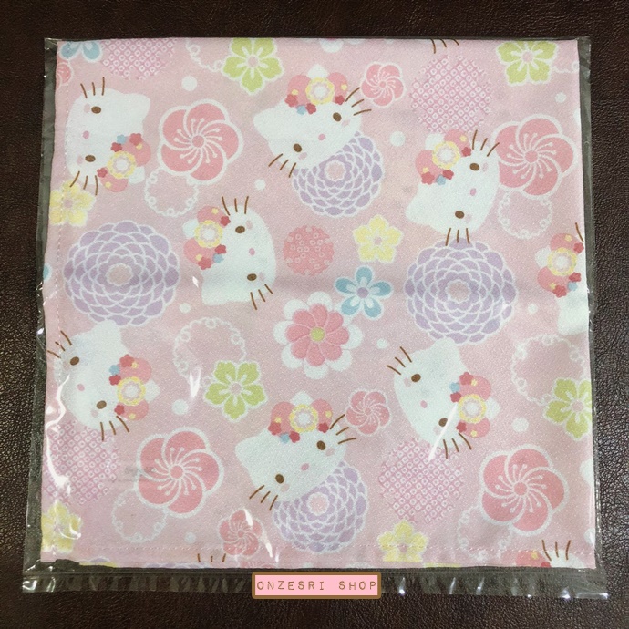 ผ้าห่อของ Hello Kitty Furoshiki (Limited) ขนาด 46 x 46 ซม. ใช้ห่อของ หรือใช้งานอเนกประสงค์ได้ ไม่มีวางขายทั่วไป เป็นแบบต้องลุ้นกับทางหน้าร้าน Sanrio ที่ญี่ปุ่นเท่านั้น