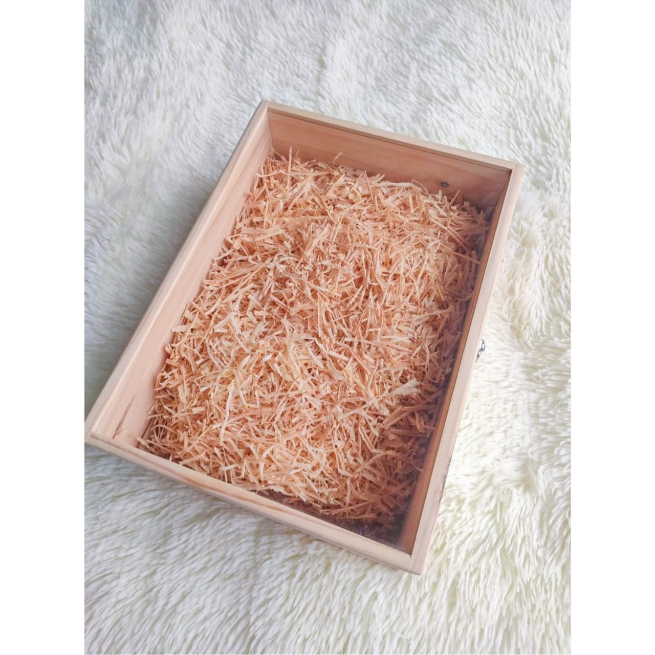 กล่องไม้สนฝากระจก (Wooden box with glass lid)