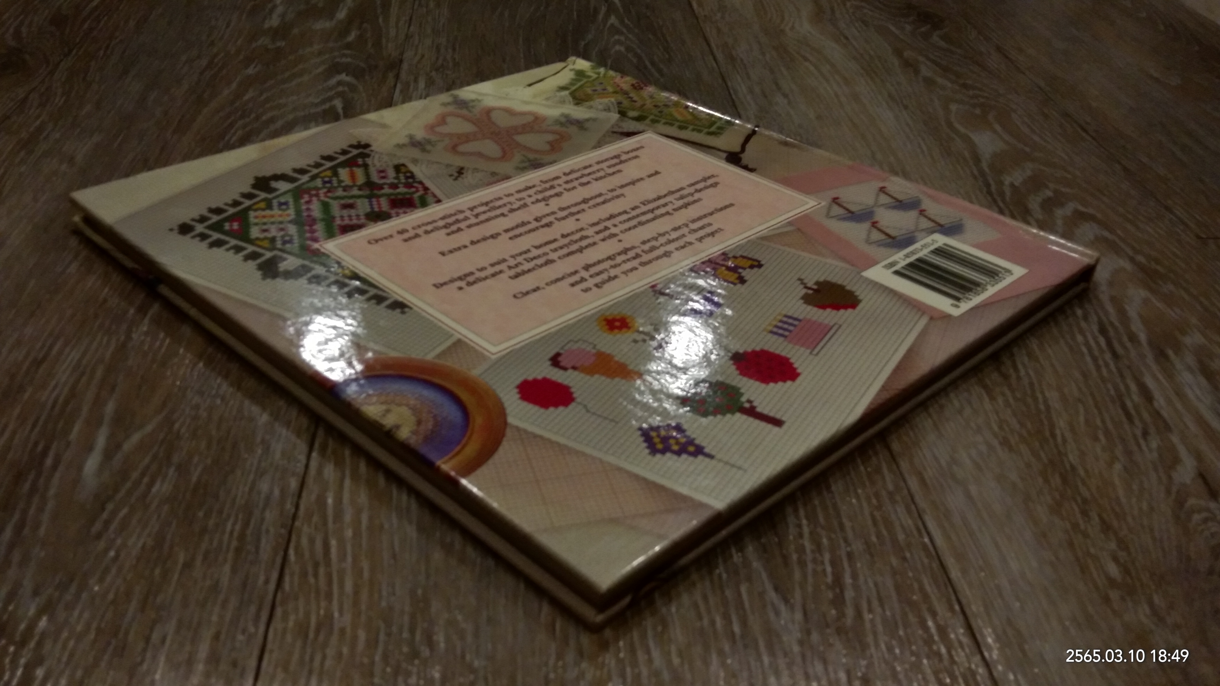 THE NEEDLEWORKER 'S COLLECTION : DESIGNS IN CROSS STITCH