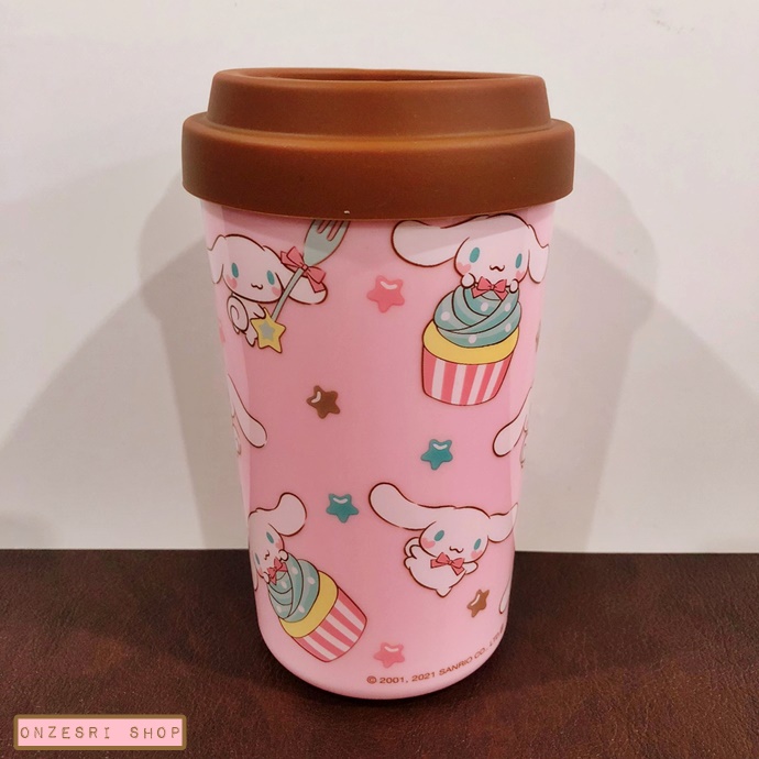 แก้วพลาสติก Cinnamoroll Choco Mint Tumbler สีชมพู ฝาเป็นซิลิโคนสีน้ำตาล ขนาด 14 x 8 ซม. ไม่มีวางขายทั่วไป เป็นแบบต้องลุ้นกับทางหน้าร้าน Sanrio ที่ญี่ปุ่นเท่านั้น