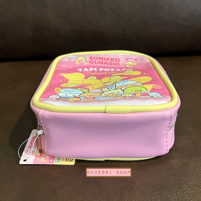กระเป๋า Sumikko Gurashi Tapioca Convenience Store Pouch เป็นกระเป๋าอเนกประสงค์ทรงสี่เหลี่ยม ทำจากหนังเทียม ขนาด 16 x 13 x 5.5 ซม.