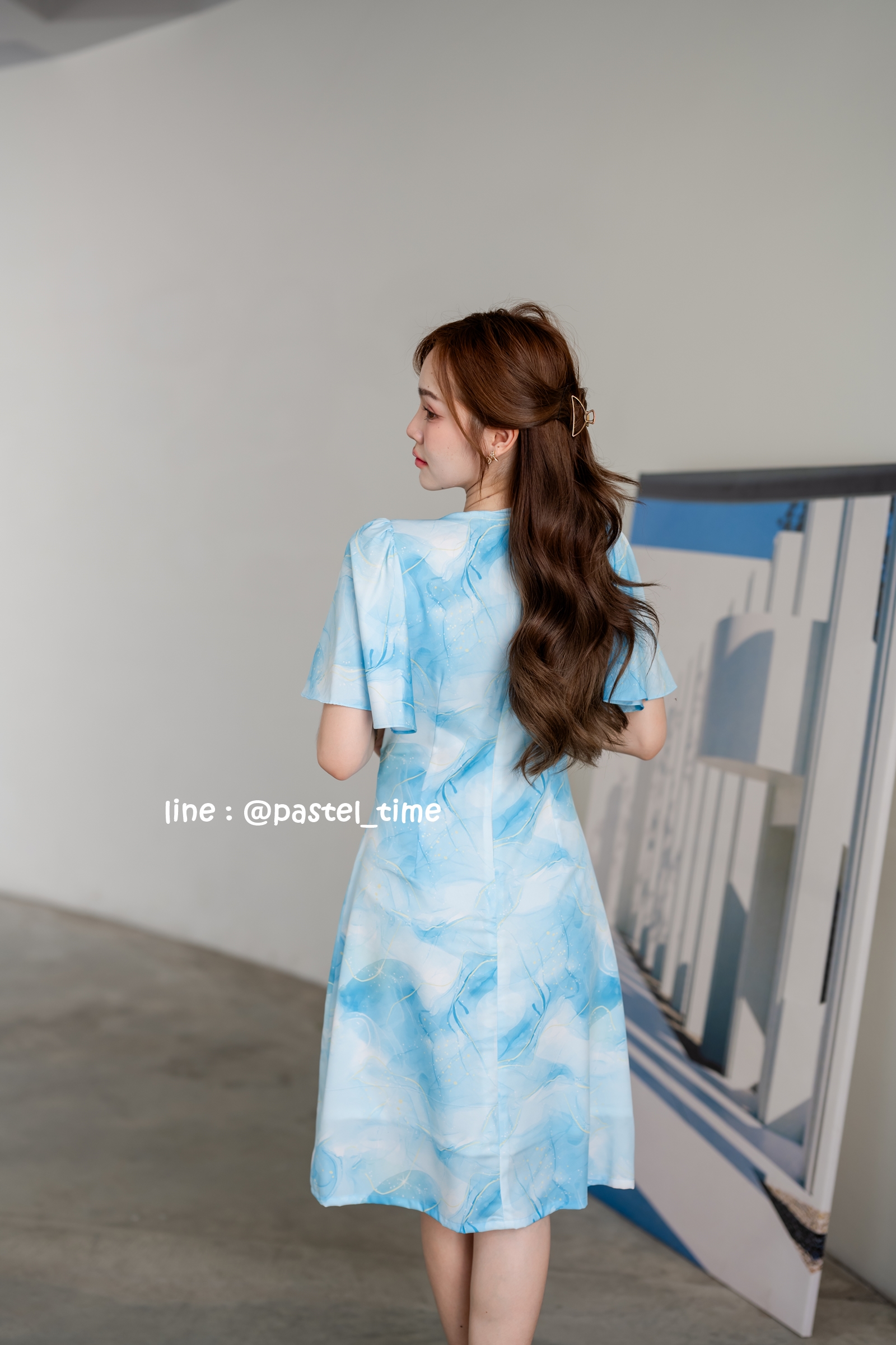 Sassy Marble Midi Dress : Vivid Blue โทนฟ้าสดใส