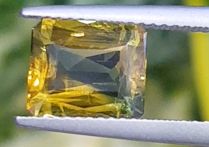 พลอย บุษราคัม (Yellow Sapphire) 3.02 กะรัต (Cts.)