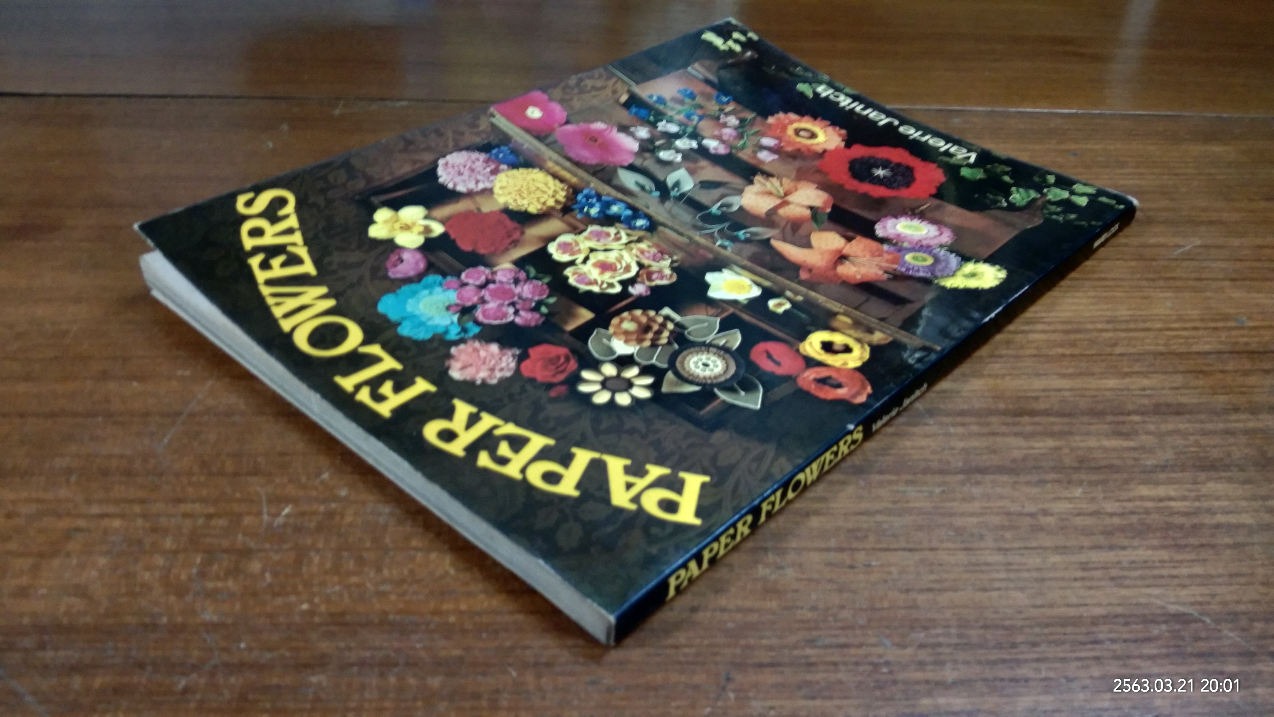 PAPER FLOWERS / Valerie Janitch