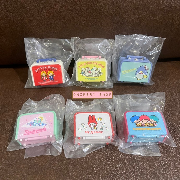 โมเดลกระเป๋าเดินทาง Sanrio Retro Trunk Miniature Collection ด้านในมีกระจกเล็ก เปิดใส่ของได้นิดหน่อย ขนาด 4.5 x 3 x 2 ซม. มี 5 แบบให้เลือก