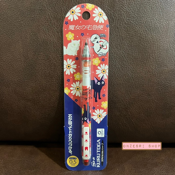 ดินสอกด Kurutoga จาก Studio Ghibli ลาย Kiki's Delivery Service (Flower) สีแดง แบรนด์นี้ขึ้นชื่อด้านมีระบบเหลาไส้เองในตัวดินสอ ทำให้เวลาเขียนเส้นจะคมชัดตลอด