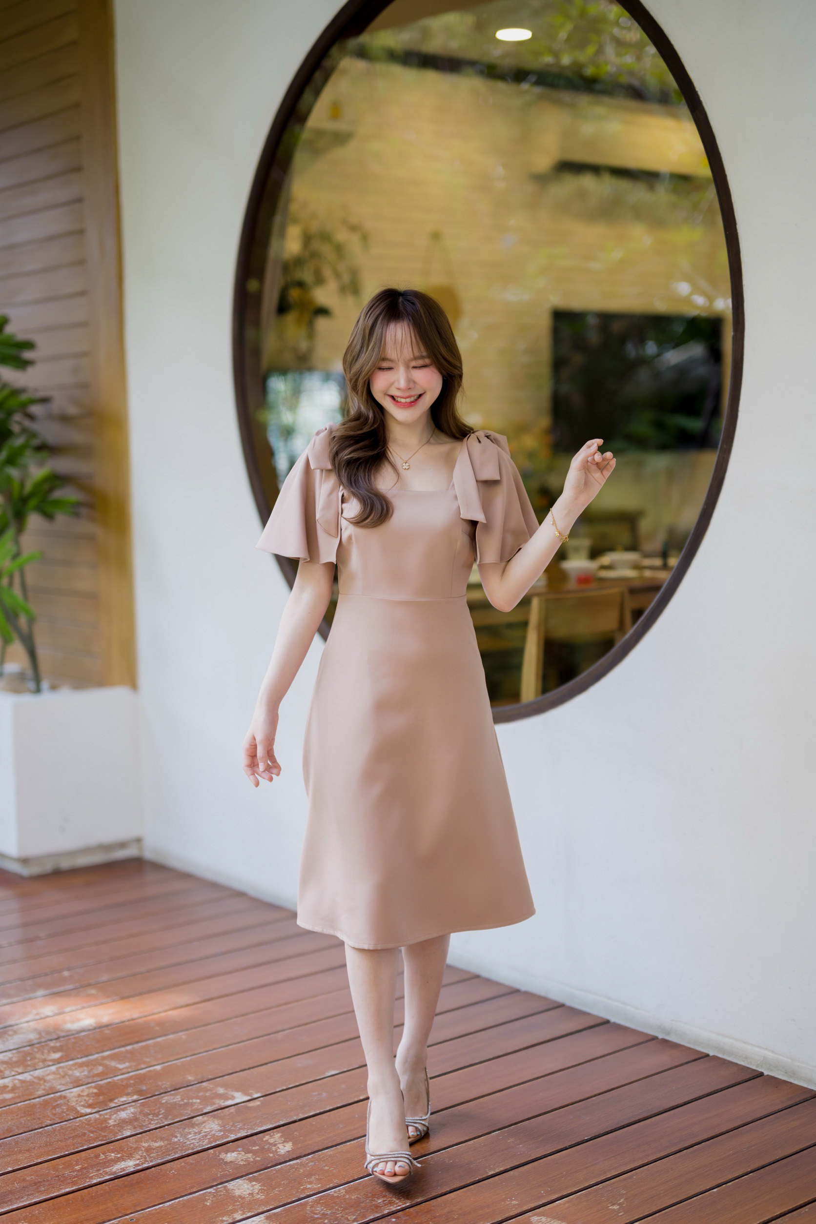 Bellette Bow Shoulder Dress : สีโอวัลติน