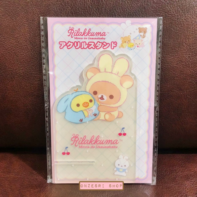 ที่ตั้ง Rilakkuma Usa Usa Baby แบบ Rilakkuma & Kiiroitori ใช้ตั้งมือถือ รูป การ์ด ฯลฯ ได้ ขนาด 13 x 8 ซม. ทำจากอะคริลิค