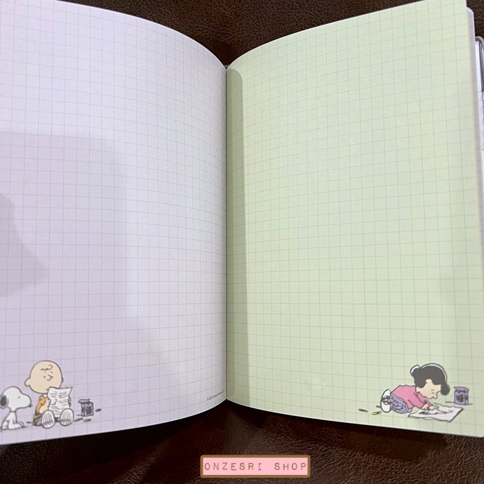 สมุด 2026 Schedule Book เล่มหนา B6 ลาย Snoopy Peanuts Living Room ขนาด 13.5 x 18.8 x 1.1 ซม. (176 หน้า) มีให้จดตั้งแต่เดือน 10/2025 - 12/2026 เป็นปฎิทินแบบ monthly & weekly