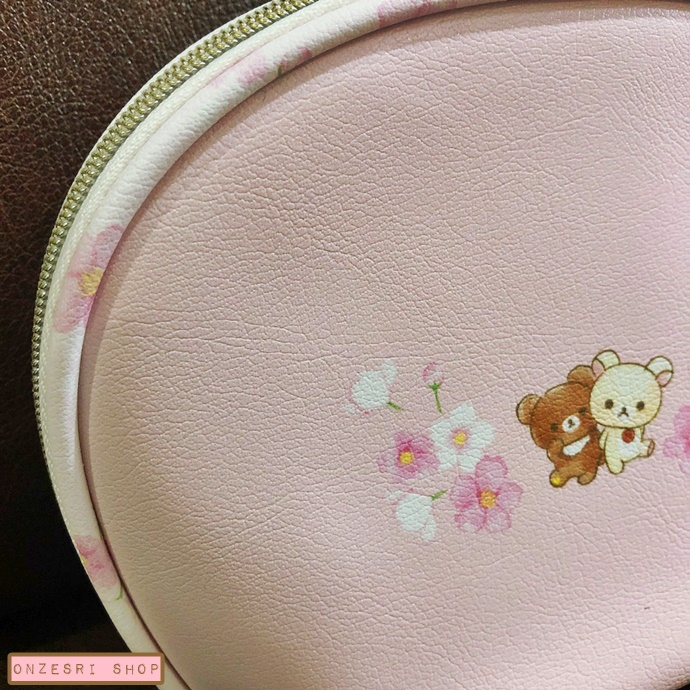 กระเป๋า Rilakkuma Sakura Series (Limited) แบบ Round Pouch แบบลายตรงกลาง ขนาด 15 x 12 x 7.5 ซม. เป็นหนัง PU