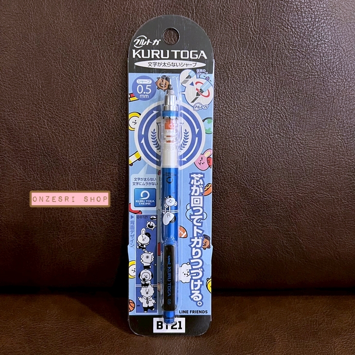 ดินสอกด Kurutoga ลาย BT21 Universtar School แท่งสีน้ำเงิน หัว 0.5 แบรนด์นี้ขึ้นชื่อด้านมีระบบเหลาไส้เองในตัวดินสอ ทำให้เวลาเขียนเส้นจะคมชัดตลอด