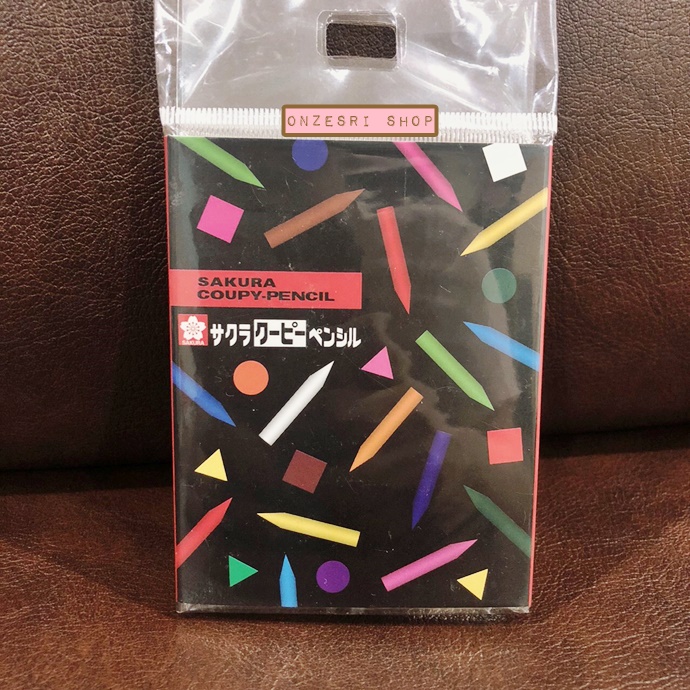 กระดาษโน้ตมีกาว Delfino Sticky Note แบบเล่ม ลายจากแบรนด์เครื่องเขียน Sakura Coupy-Pencil สีสดใส ใช้คั่นหน้าหรือแปะเขียนข้อความได้ มีกาวด้านหลัง มี Sticker ที่สามารถทำเป็น index ได้ด้วย ขนาด 9 x 7 x 1 ซม. มีลายด้านใน 13 ลาย รวม 195 แผ่น