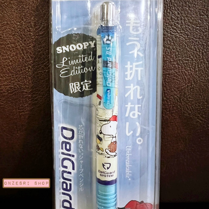 ดินสอกด Delguard จากญี่ปุ่น ลาย Snoopy (Limited) แบบ Baseball สีฟ้า จุดเด่นคือไส้ไม่หักง่าย เขียนลื่น ๆ