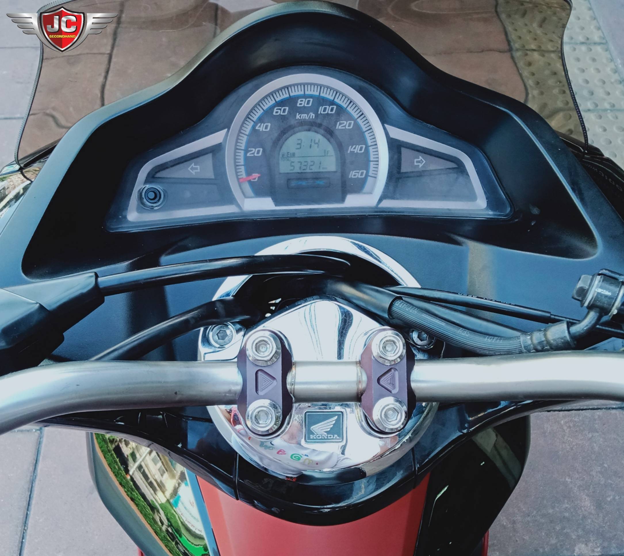 รถโคตรตลาดมาใหม่อีกคัน HONDA PCX150 Smart Key จดทะเบียนปลายปี59 คันนี้แต่งมาให้หมดแล้วไม่ใส่แต่ชักอย่างเดียว บอกเลยขี่สนุก ชุดสีแท้ทั้งคันแทบไม่มีตำหนิ