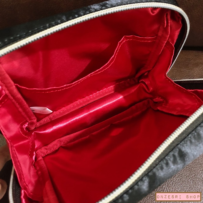 กระเป๋า Yoshikitty Pouch (Limited) สีดำ ขนาด 16 x 13 x 5 ซม. เป็นแบบผ้าซาตินเงา ๆ (ทำจากโพลีเอสเตอร์) ไม่มีวางขายทั่วไป เป็นแบบต้องลุ้นกับทางหน้าร้าน Sanrio ที่ญี่ปุ่นเท่านั้น