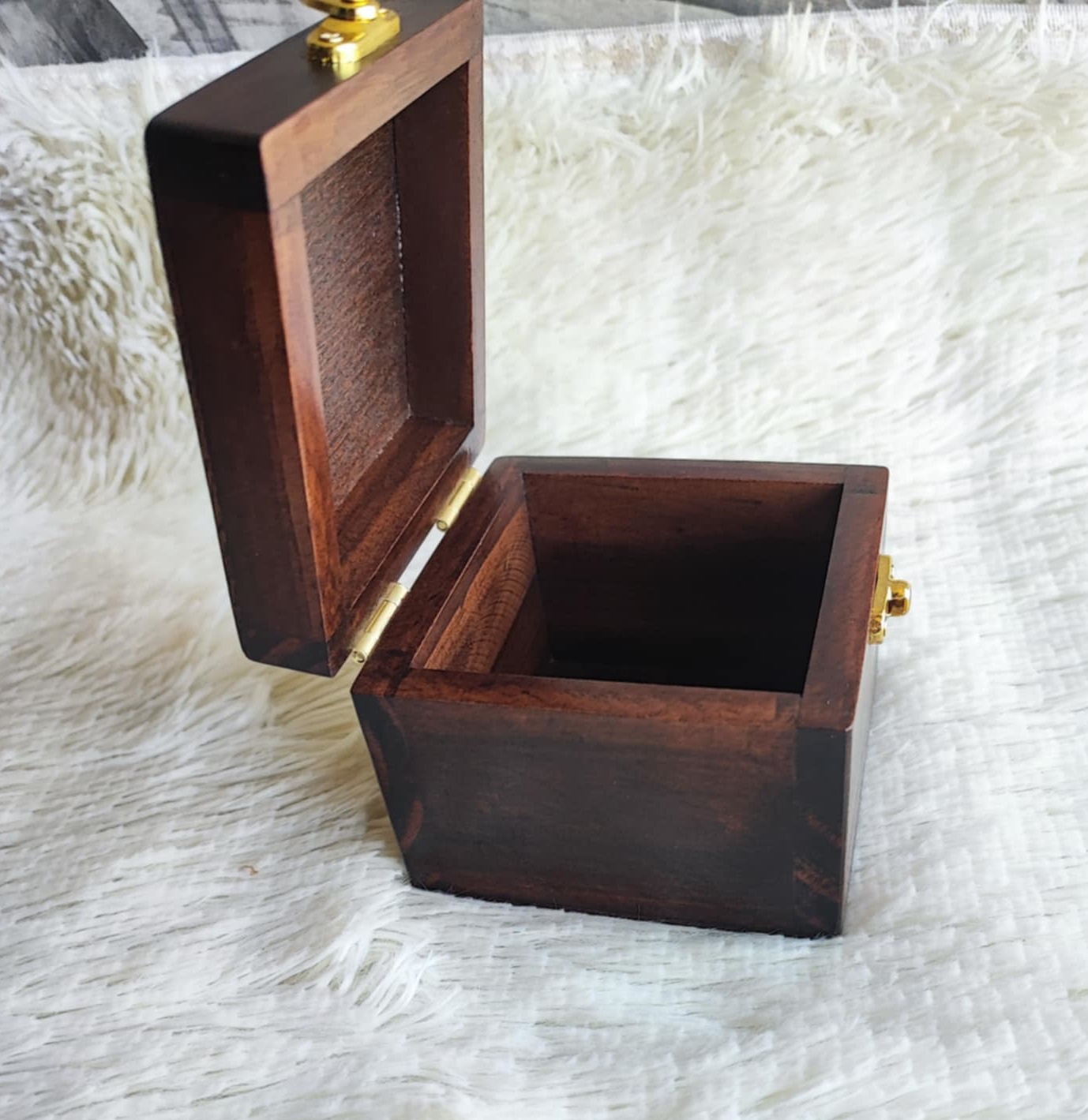 กล่องไม้ฝาล็อคสีวอลนัท