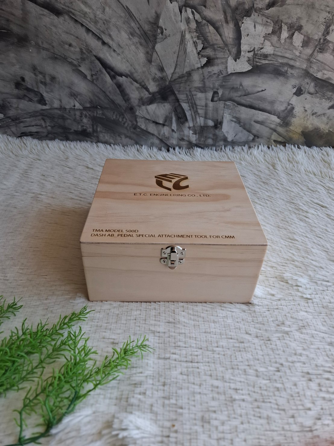 กล่องไม้สนฝาล็อค