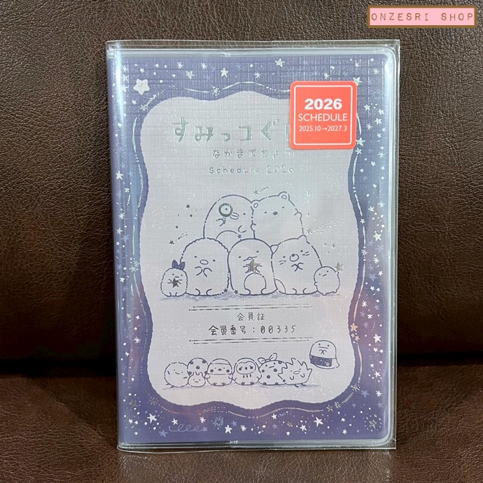 สมุด 2026 Schedule Book เล่มกลาง A6 ลาย Sumikko Gurashi สีน้ำเงิน ขนาด 10.8 x 15.5 x 0.5 ซม. (64 หน้า) มีให้จดตั้งแต่เดือน 10/2025 - 3/2027 เป็นปฎิทินแบบ monthly ช่องกลาง มีหน้าว่างให้เขียน