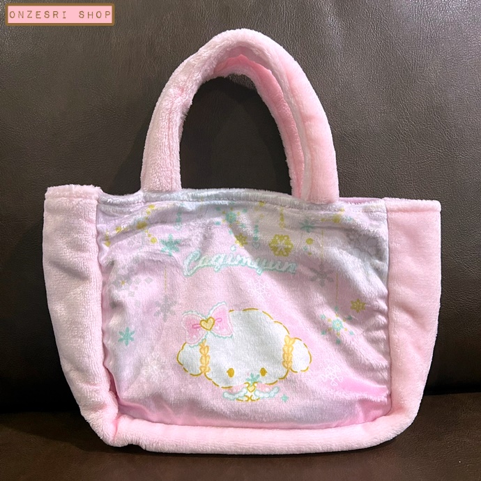 กระเป๋าหิ้ว Cogimyun Winter Mini Tote Bag ขนาด 28 x 17 x 8 ซม. (วัดไม่รวมหู) แบบขนนุ่ม ไม่มีวางขายทั่วไป เป็นแบบต้องลุ้นกับทางหน้าร้าน Sanrio ที่ญี่ปุ่นเท่านั้น
