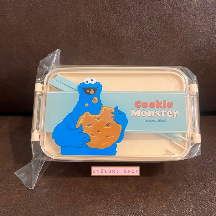 กล่องข้าวพร้อมตะเกียบ ลาย Sesame Street (Cookie Monster) ขนาด 10.2 x 18 x 7 ซม.