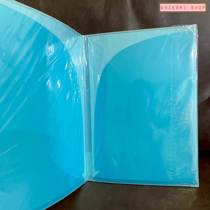 แฟ้ม A4 ลาย Sumikko Gurashi สีฟ้า ด้านในใส่เอกสารได้สองด้านซ้ายขวา เป็นแบบ pocket 8 ช่อง ปกแฟ้มเป็นพลาสติกแข็ง