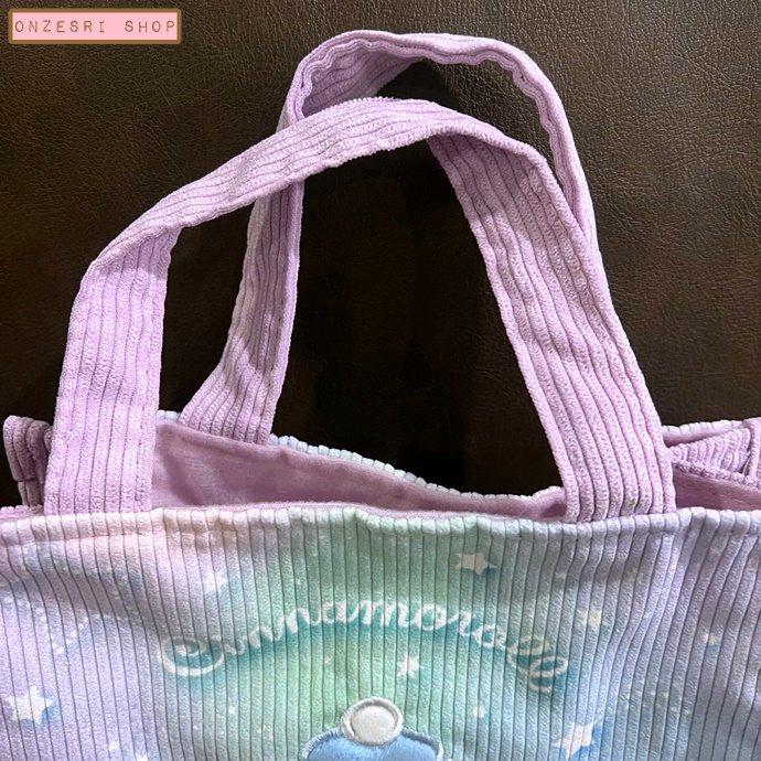 กระเป๋าหิ้ว Cinnamoroll Twilight Mini Tote Bag แบบ Milk ขนาด 22 x 17 x 8 ซม. (วัดไม่รวมหู) ไม่มีวางขายทั่วไป เป็นแบบต้องลุ้นกับทางหน้าร้าน Sanrio ที่ญี่ปุ่นเท่านั้น