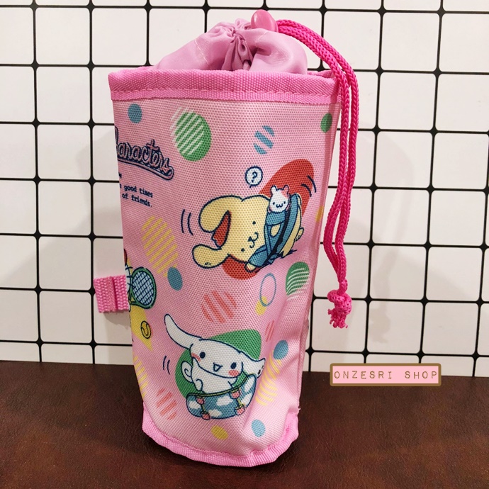 ที่ใส่ขวดน้ำ ลาย Sanrio Sports สีชมพู ขนาด 18 x 13 ซม. ใส่ขวดแบบ 500ml ได้ มีสายคล้อง ปรับได้ ด้านในบุฟอยล์ สามารถเก็บอุณหภูมิได้ดี ไม่มีวางขายทั่วไป เป็นแบบต้องลุ้นกับทางหน้าร้าน Sanrio ที่ญี่ปุ่นเท่านั้น