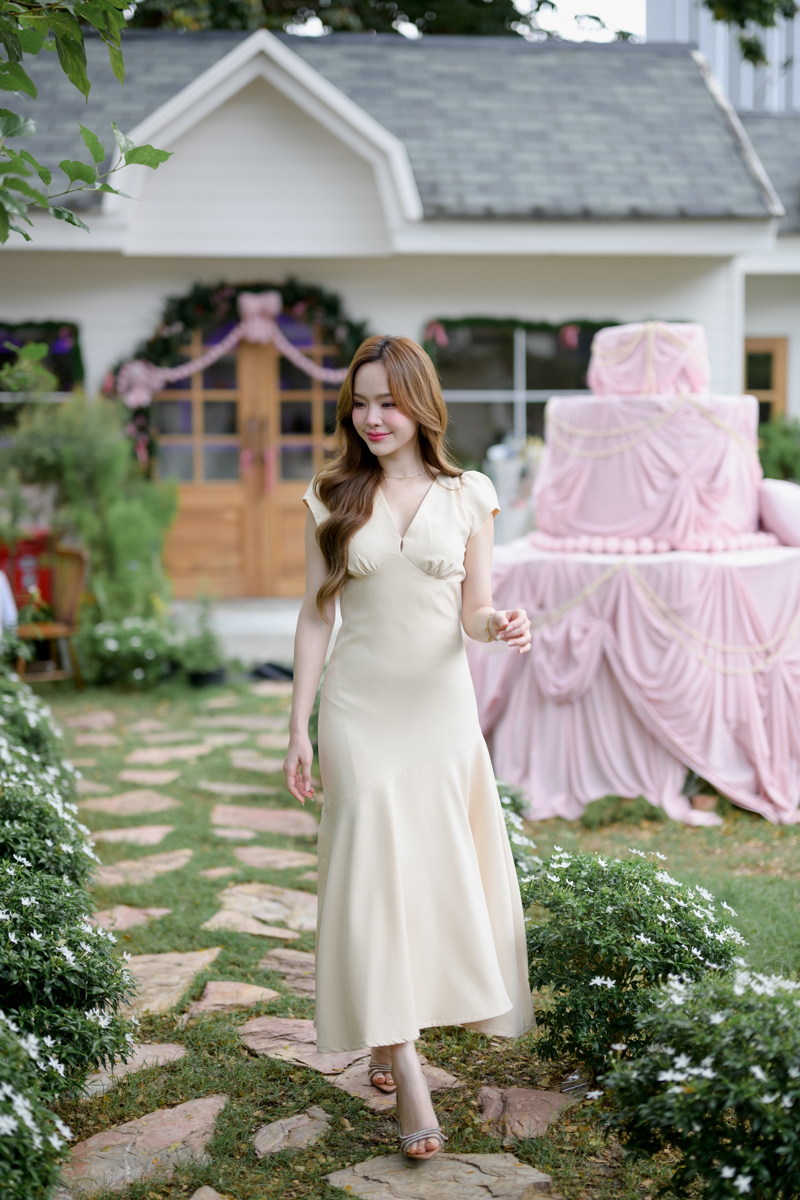 Petal Sway Maxi Dress : สีครีม