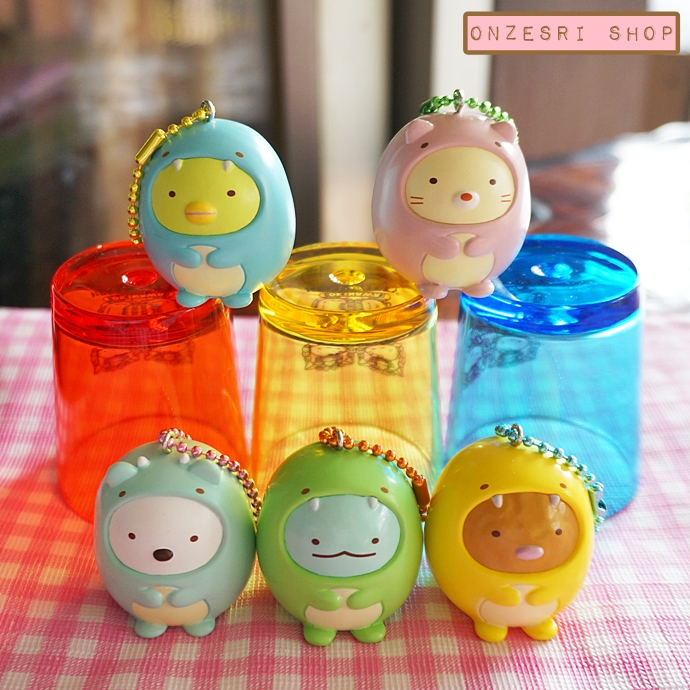 พวงกุญแจ Sumikko Gurashi แต่งเป็นไดโนเสาร์ ตัวใหญ่ มีน้ำหนัก สูงประมาณ 4.5 ซม. มี 5 แบบให้เลือก