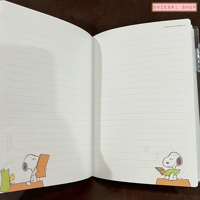 สมุด 2026 Schedule Book เล่มหนา B6 ลาย Snoopy Comic Design สีครีม ขนาด 13.5 x 18.8 x 1.1 ซม. (176 หน้า) มีให้จดตั้งแต่เดือน 10/2025 - 12/2026 เป็นปฎิทินแบบ monthly & weekly