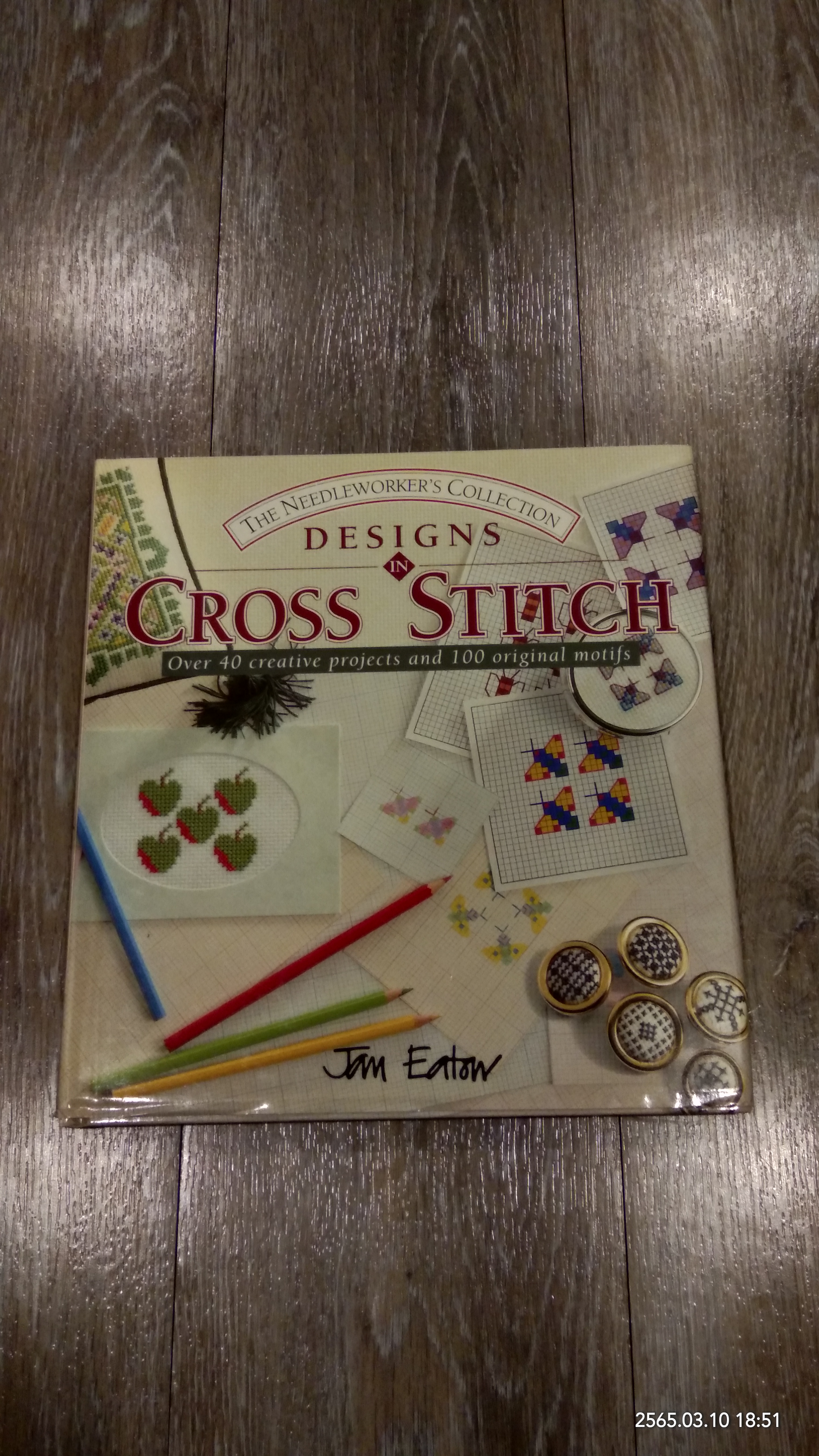 THE NEEDLEWORKER 'S COLLECTION : DESIGNS IN CROSS STITCH